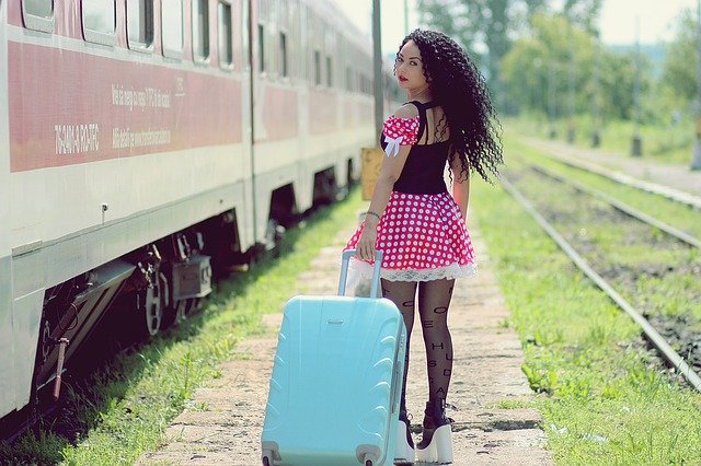 dívka a vlaková stanice